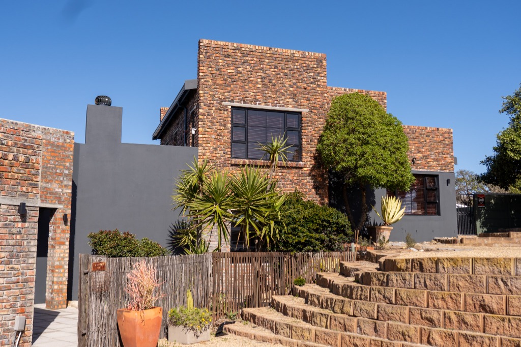 MELKBOS: RENOVATION + EXTENSION + CONVERSION